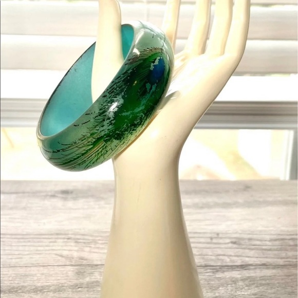 VTG 1960’s “PEACOCK” PERSPEX LUCITE CHUNKY BANGLE BRACELET w/ PAINTED DETAILS - Picture 12 of 12